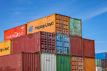 Hapag-Lloyd Container im Duisburger Hafen  Duisburg  Ruhrgebiet  Nordrhein-Westfalen  Deutschland