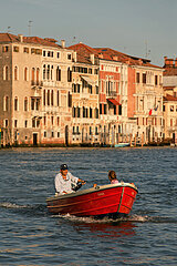 Venedig  Venetien  Italien  ITA - Bootsfahrt auf dem Canal Grande in Venedig