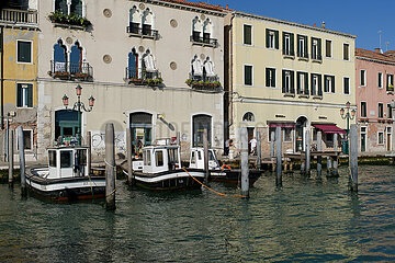 Venedig  Venetien  Italien  ITA - Boote ankern an Haeuserfront