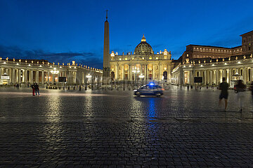 Rom  Latium  Italien  ITA - Vatikanstadt. Petersplatz und Petersdom bei Nacht