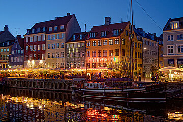 Kopenhagen  Daenemark  DK - Abendstimmung am Stichkanal Nyhavn im Stadtteil Frederiksstaden