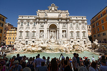 Rom  Latium  Italien  ITA - Massentourismus am Trevi-Brunnen und Palazzo Poli.