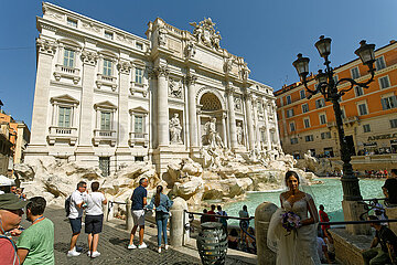 Rom  Latium  Italien  ITA - Tourismus am Trevi-Brunnen und Palazzo Poli.