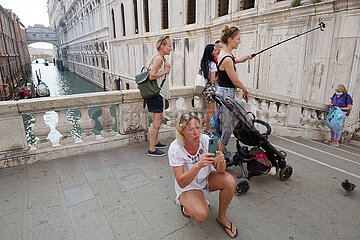Venedig  Venetien  Italien  ITA - Touristen und Einheimische in der Innenstadt von Venedig