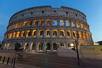 Rom  Latium  Italien  ITA - Kolosseum in der Abenddaemmerung