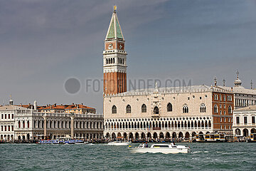 Venedig  Venetien  Italien  ITA - Dogenpalast und Markusturm (Campanile di San Marco) am San Marco Platz
