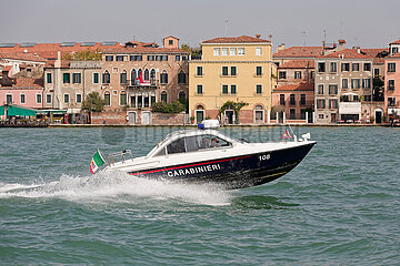 Venedig  Venetien  Italien  ITA - Ein Polizeiboot patrouilliert in der Lagune in Venedig
