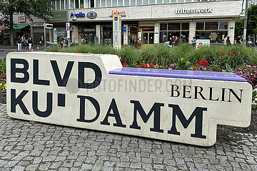Berlin  Deutschland  Sitzbank mit der Aufschrift BLVD KU DAMM Berlin am Wittenbergplatz