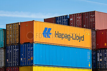 Hapag-Lloyd Container im Duisburger Hafen  Duisburg  Ruhrgebiet  Nordrhein-Westfalen  Deutschland