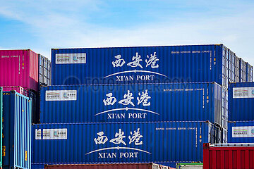 Chinesische Container im Duisburger Hafen  Duisburg  Ruhrgebiet  Nordrhein-Westfalen  Deutschland