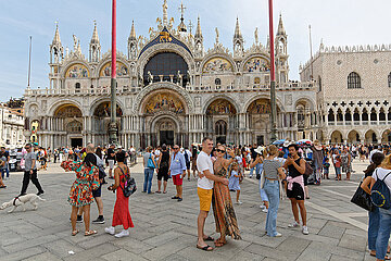 Venedig  Venetien  Italien  ITA - Touristen machen Selfies vor dem Markusdom am San Marco Platz