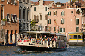 Venedig  Venetien  Italien  ITA - Ein Vaporetto faehrt auf dem Canal Grande