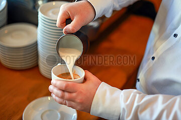 Barista bereitet einen Kaffee  Deutschland