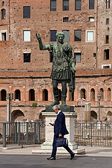 Rom  Latium  Italien  ITA - Bronzestatue des roemischen Kaisers Trajan  Via Dei Fori Imperiali