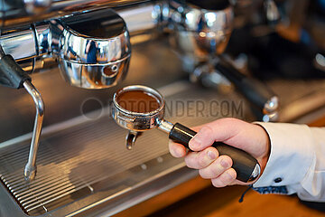 Barista bereitet einen Kaffee  Deutschland
