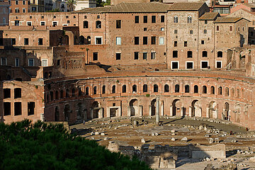 Rom  Latium  Italien  ITA - Trajansmaerkte und Teile des Trajansforums im Abendlicht