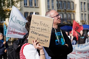 Hunderte demonstrieren bei Fridays For Future in Düsseldorf