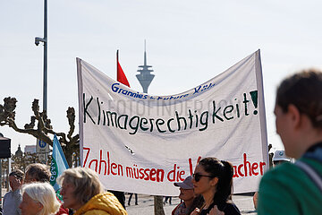 Hunderte demonstrieren bei Fridays For Future in Düsseldorf
