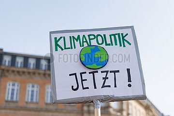 Hunderte demonstrieren bei Fridays For Future in Düsseldorf