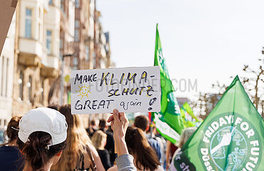 Hunderte demonstrieren bei Fridays For Future in Düsseldorf