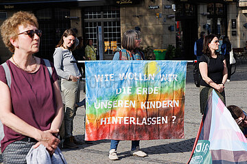 Hunderte demonstrieren bei Fridays For Future in Düsseldorf