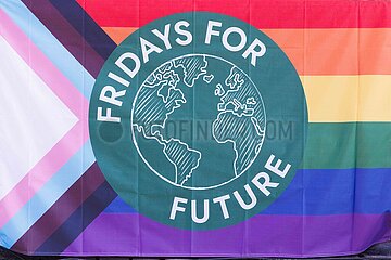 Hunderte demonstrieren bei Fridays For Future in Düsseldorf