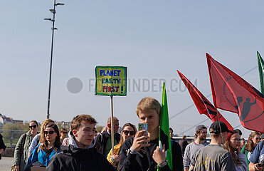 Hunderte demonstrieren bei Fridays For Future in Düsseldorf