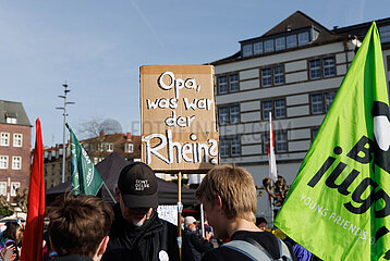 Hunderte demonstrieren bei Fridays For Future in Düsseldorf