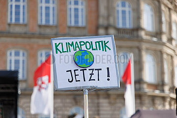 Hunderte demonstrieren bei Fridays For Future in Düsseldorf