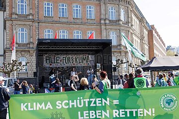 Hunderte demonstrieren bei Fridays For Future in Düsseldorf