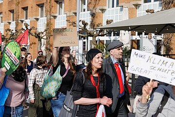 Hunderte demonstrieren bei Fridays For Future in Düsseldorf