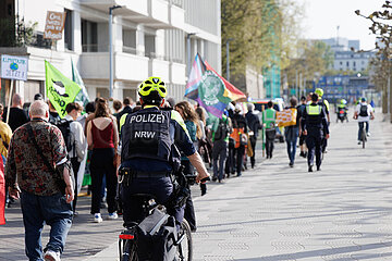 Hunderte demonstrieren bei Fridays For Future in Düsseldorf