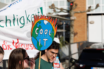 Hunderte demonstrieren bei Fridays For Future in Düsseldorf