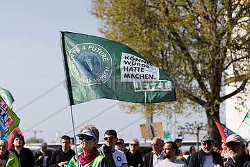 Hunderte demonstrieren bei Fridays For Future in Düsseldorf
