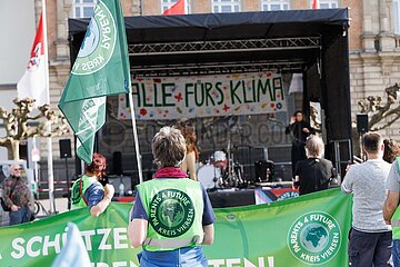 Hunderte demonstrieren bei Fridays For Future in Düsseldorf