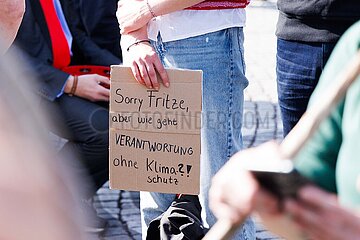 Hunderte demonstrieren bei Fridays For Future in Düsseldorf