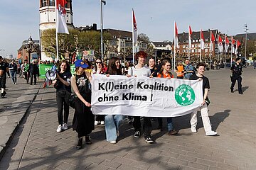 Hunderte demonstrieren bei Fridays For Future in Düsseldorf