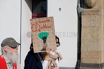 Hunderte demonstrieren bei Fridays For Future in Düsseldorf