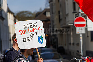 Hunderte demonstrieren bei Fridays For Future in Düsseldorf