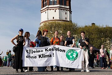 Hunderte demonstrieren bei Fridays For Future in Düsseldorf