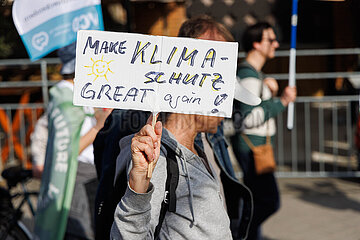 Hunderte demonstrieren bei Fridays For Future in Düsseldorf