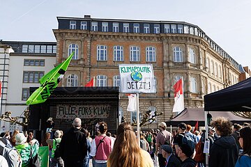 Hunderte demonstrieren bei Fridays For Future in Düsseldorf