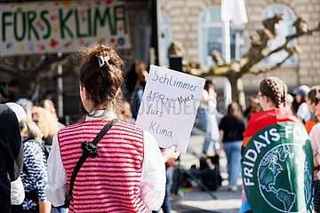 Hunderte demonstrieren bei Fridays For Future in Düsseldorf