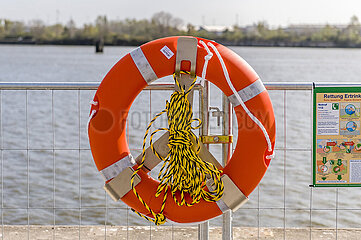 Rettungsring am Ufer