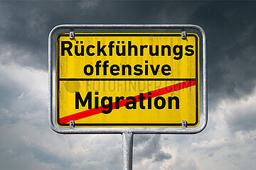 Symbolisches Ortsschild Rueckfuehrungsoffensive - Migration