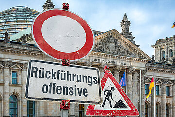 Symbolische Schilder Rueckfuehrungsoffensive