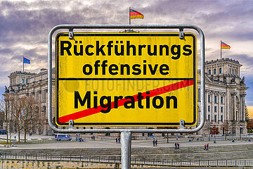 Symbolisches Ortsschild Rueckfuehrungsoffensive - Migration