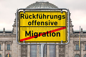 Symbolisches Ortsschild Rueckfuehrungsoffensive - Migration