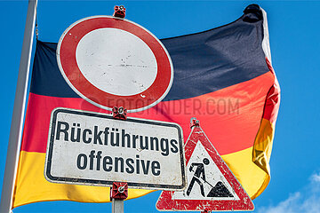Symbolische Schilder Rueckfuehrungsoffensive