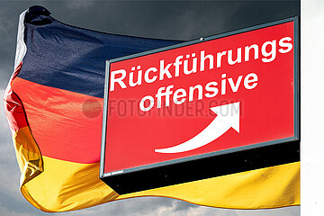 Symbolisches Werbeschild Rueckfuehrungsoffensive